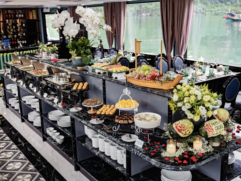 Bữa trưa buffet với điểm nhấn là hải sản Hạ Long trứ danh