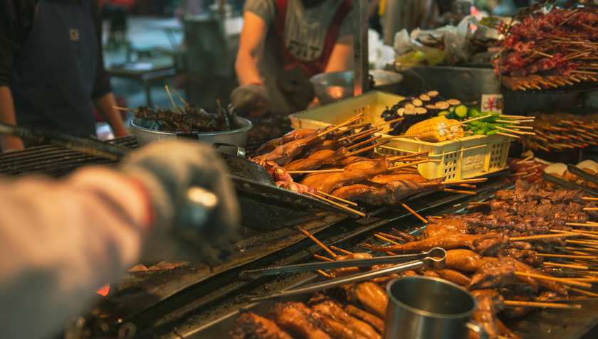 Trong đó, chợ đêm không chỉ là nơi để mua sắm mà còn là một bữa tiệc thị giác, khứu giác và vị giác