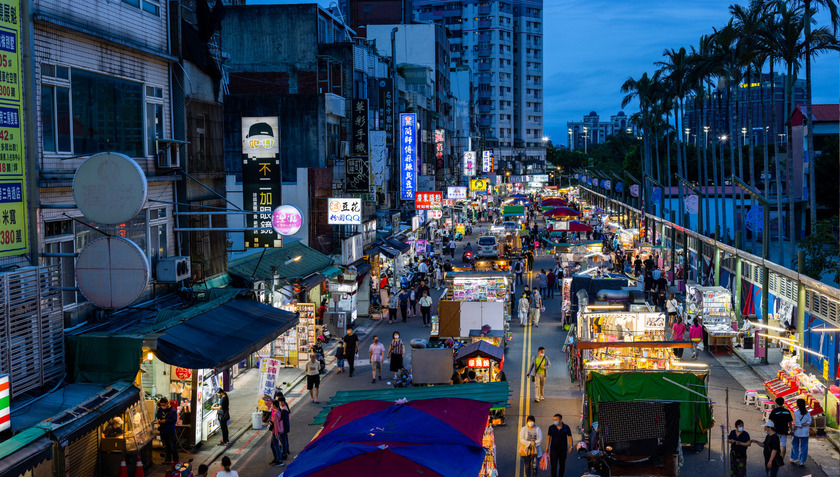 Chợ đêm luôn ồn ào, náo nhiệt và không khi nào vắng người