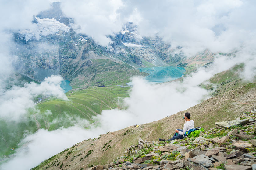 Từ đỉnh đèo Zaj Pass nhìn xuống hồ song sinh Nund Kul Lake và Gangbal Lake