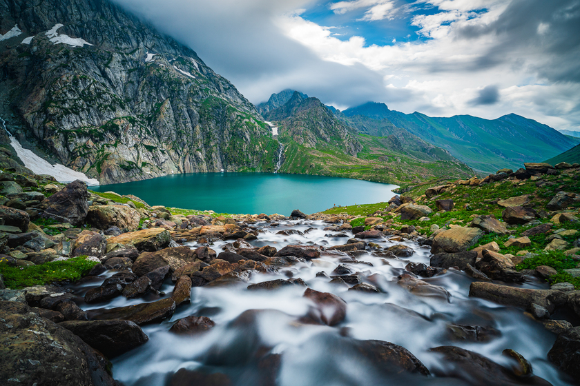 Gadsar Lake, con sông băng từ đỉnh núi chảy về hồ