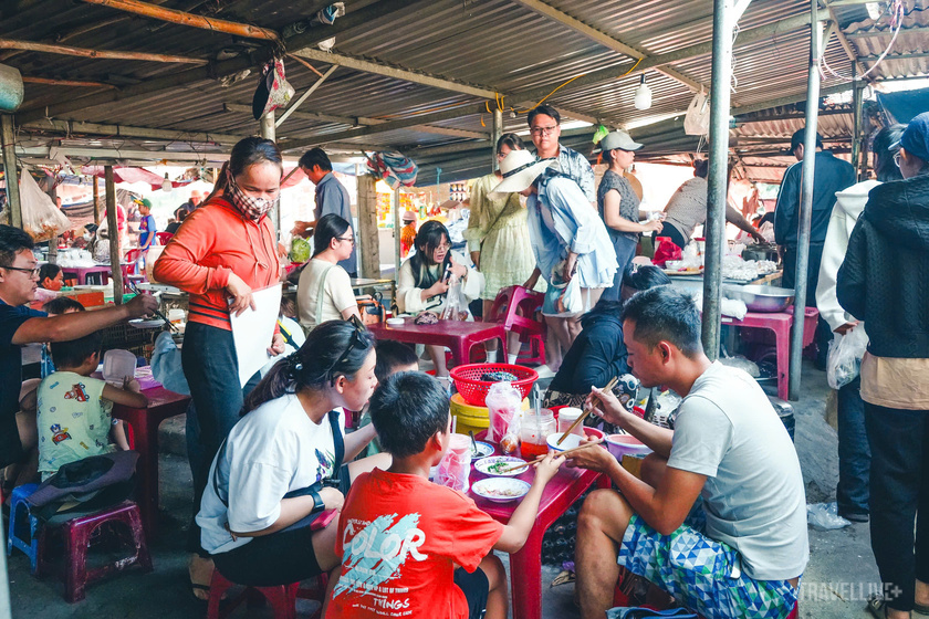 Một góc chợ Giai Sơn nhộn nhịp với tiếng nói cười của người bán và người mua