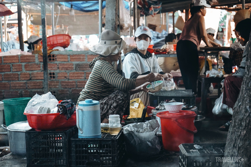 Người bán hàng vừa thoăn thoắt phục vụ, vừa trò chuyện với khách bằng chất giọng quê chân chất