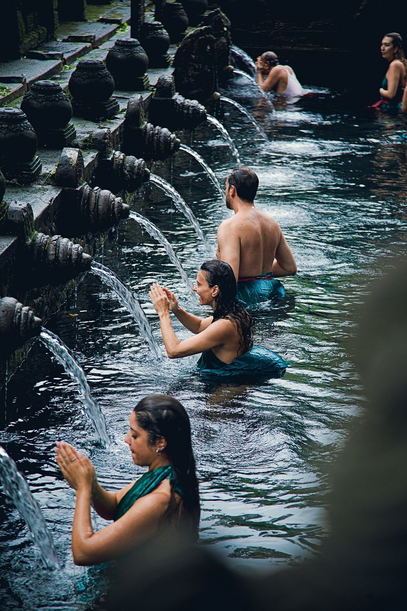 Nghi lễ tắm nước thiêng ở đền Tirta Empul