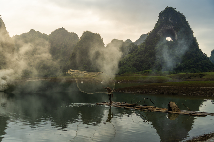 Núi thủng Cao Bằng