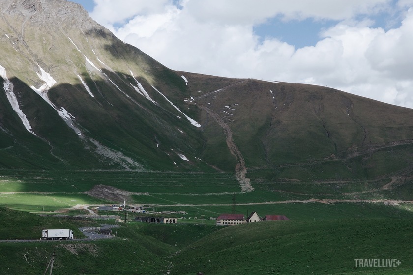 Cảnh đẹp ngỡ ngàng trên đường đi đến vùng trời Kazbegi