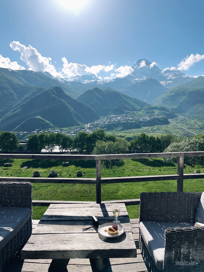 Khung cảnh thị trấn nhìn từ Rooms hotel Kazbegi