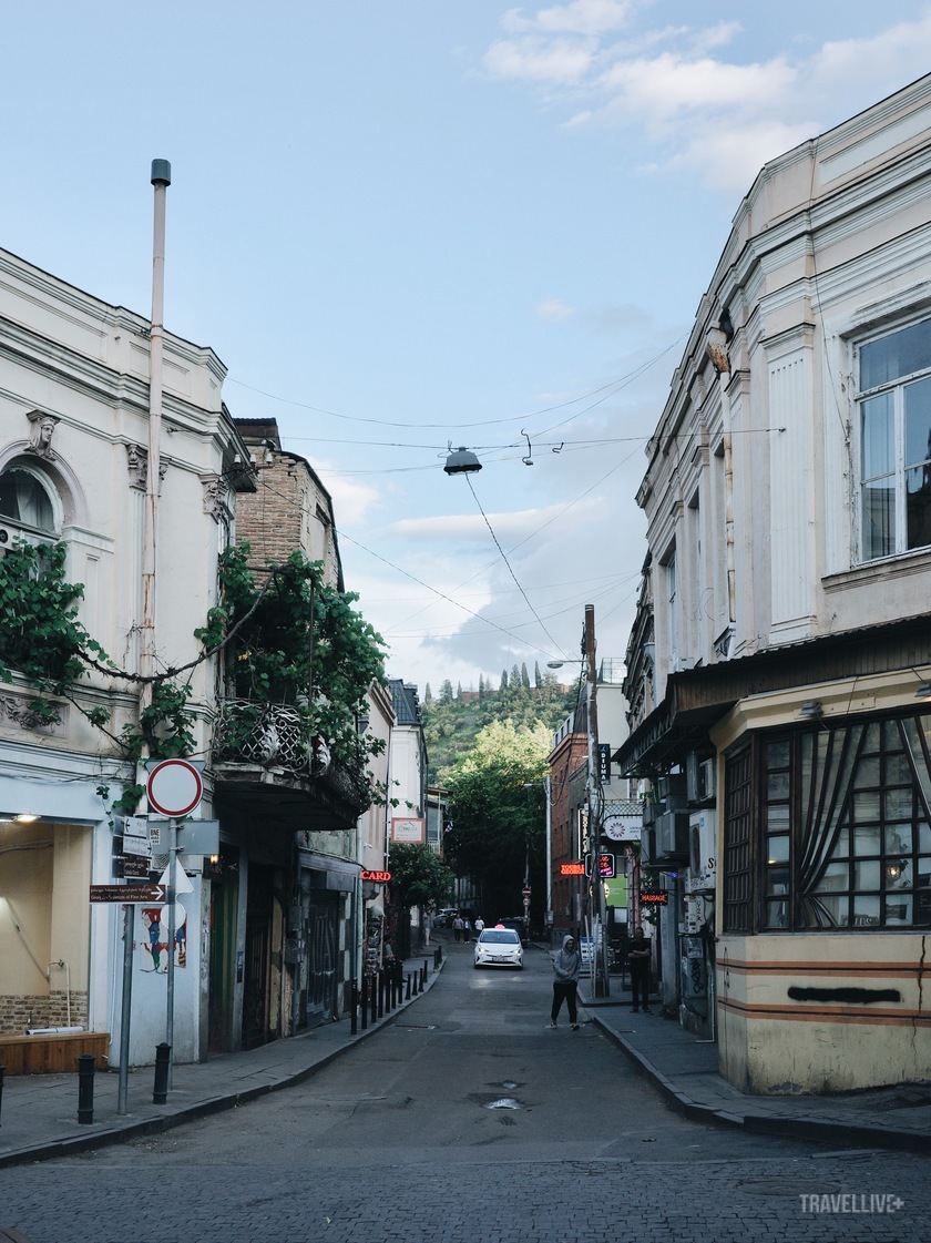 Đường phố Tbilisi và con dốc dắt lên ngọn đồi Mother of Georgia