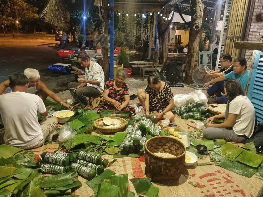 Đêm qua nhiều người dân Đà Nẵng đã không ngủ. Trắng đêm gói hàng nghìn chiếc bánh tét gửi miền Bắc thân thương đang gồng mình trong lũ dữ