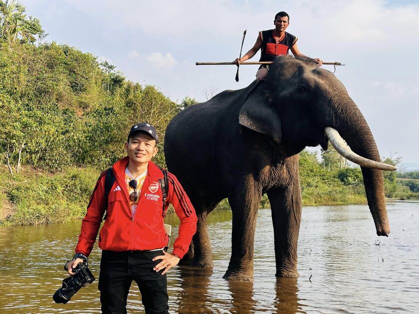 Chụp hình với chú voi