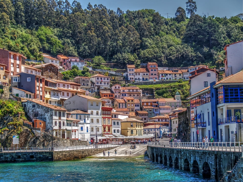 Làng chài Cudillero ở Asturias, miền Bắc Tây Ban Nha.