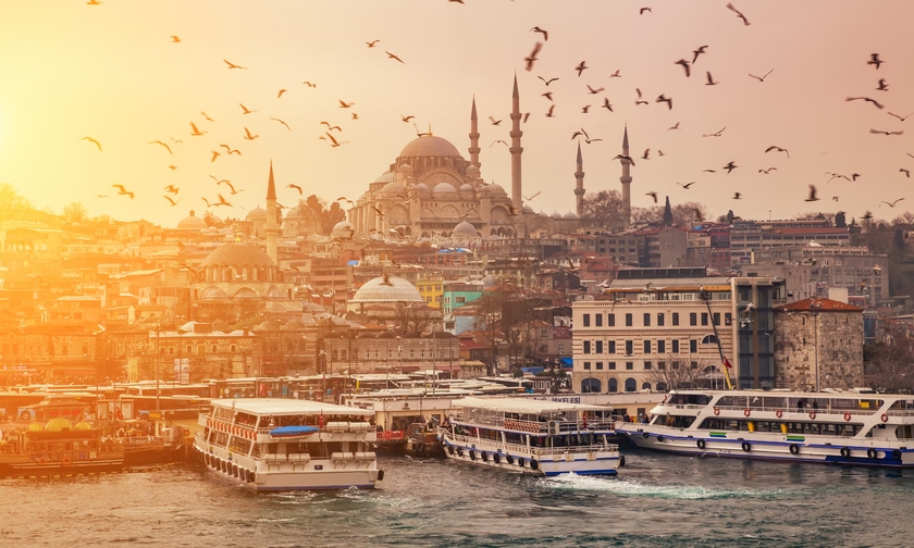 Ngắm hoàng hôn rực rỡ trên phà ở Istanbul