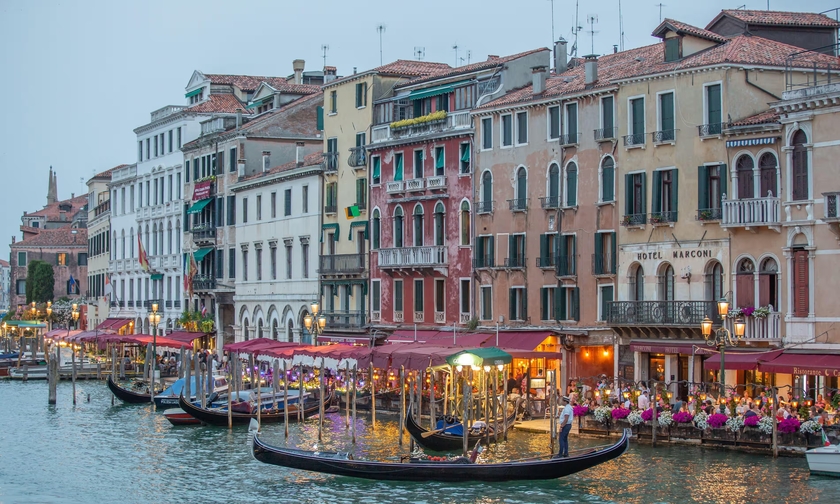 Venice được kết nối với các địa điểm văn hóa tại châu Âu khác bằng đường sắt