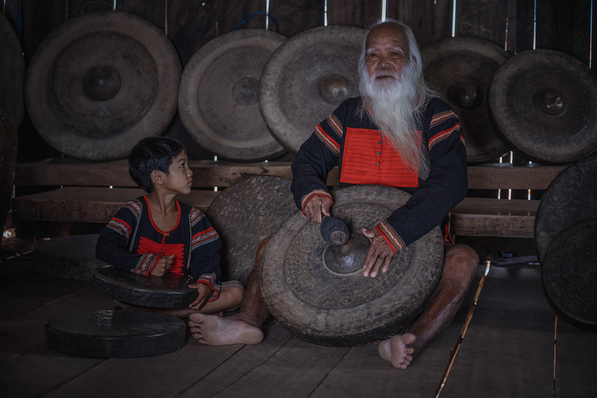 Cụ ông Ê Đê đánh chiếng