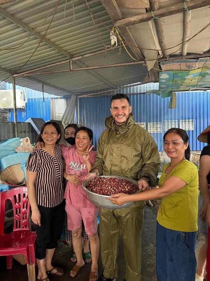 Chàng rể Việt không ngại mưa gió đến tận nơi giúp đỡ người dân bị thiệt hại vì lũ lụt