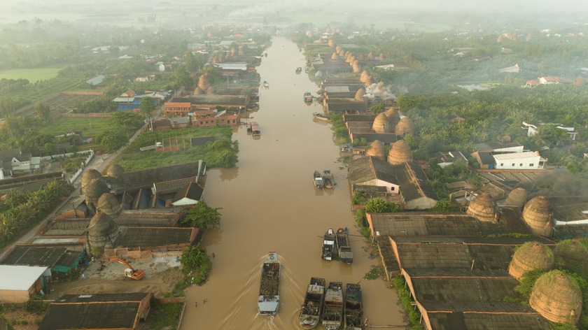 Một lò gạch cũ lặng lẽ bên bờ sông, mang trong mình nhiều kỷ niệm và giá trị văn hóa của người dân địa phương