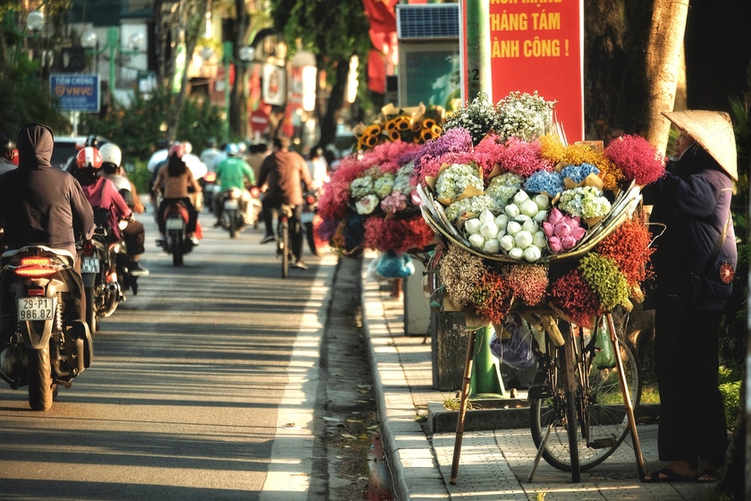 Hình ảnh những người bán hoa đạp xe len lỏi qua từng con ngõ nhỏ