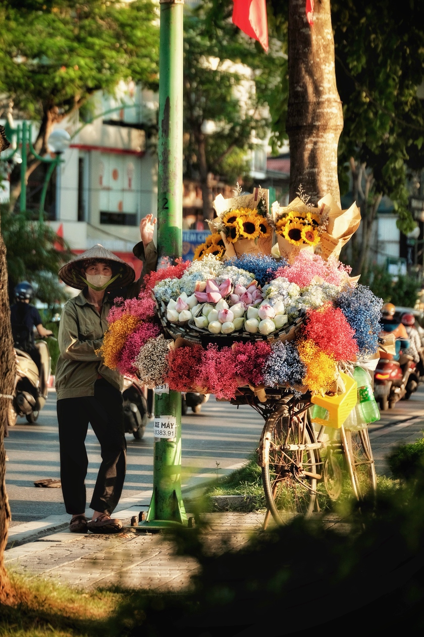 Những gánh hoa đủ sắc màu