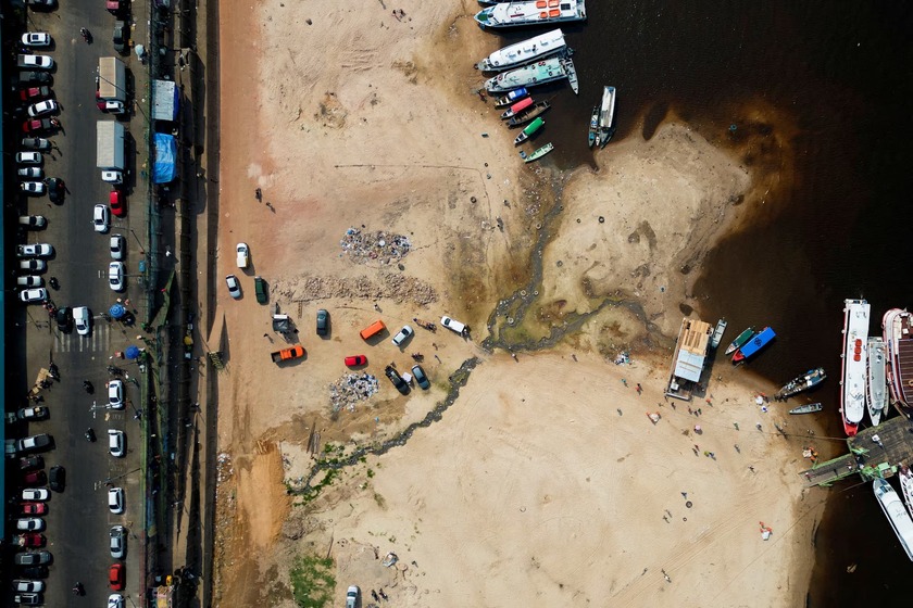 Bờ sông cạn khô của Rio Negro trong một đợt hạn hán ở trung tâm Manaus, thuộc bang Amazonas