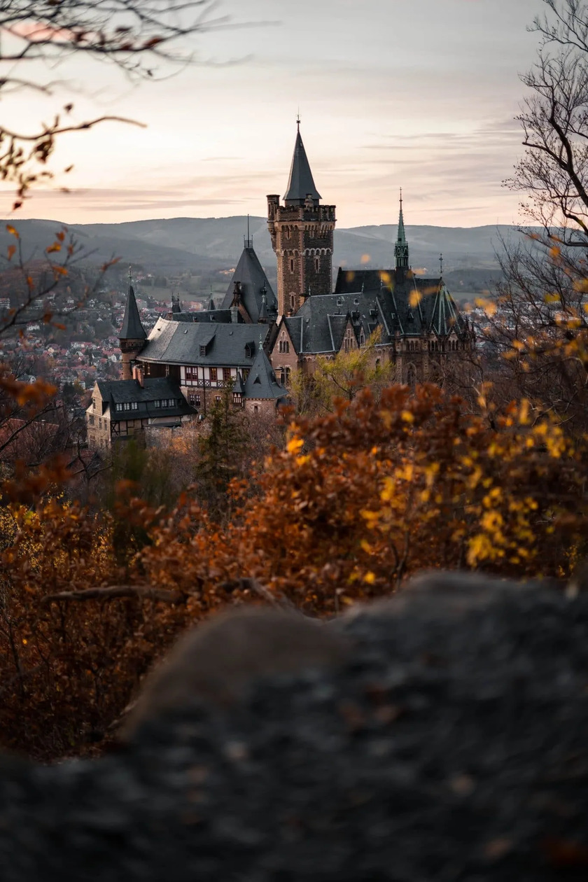 Lâu đài Wernigerode tọa lạc trên đỉnh núi Harz. Nơi đây từng là nhà nghỉ săn bắn của những nhà cầm quyền và giới quý tộc địa phương vào thế kỷ XII.