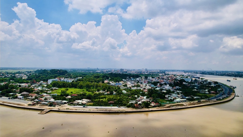 Dự án đường ven sông Đồng Nai, dài 5,2km, nối từ cầu Hóa An đến xã Bình Hòa, huyện Vĩnh Cửu, khởi công từ năm 2021 với tổng vốn đầu tư 1.300 tỷ đồng.