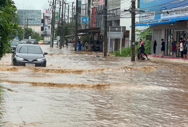 Mực nước sông Ping đã vượt qua ngưỡng báo động, đe dọa nhấn chìm toàn bộ khu trung tâm thành phố Chiang Mai