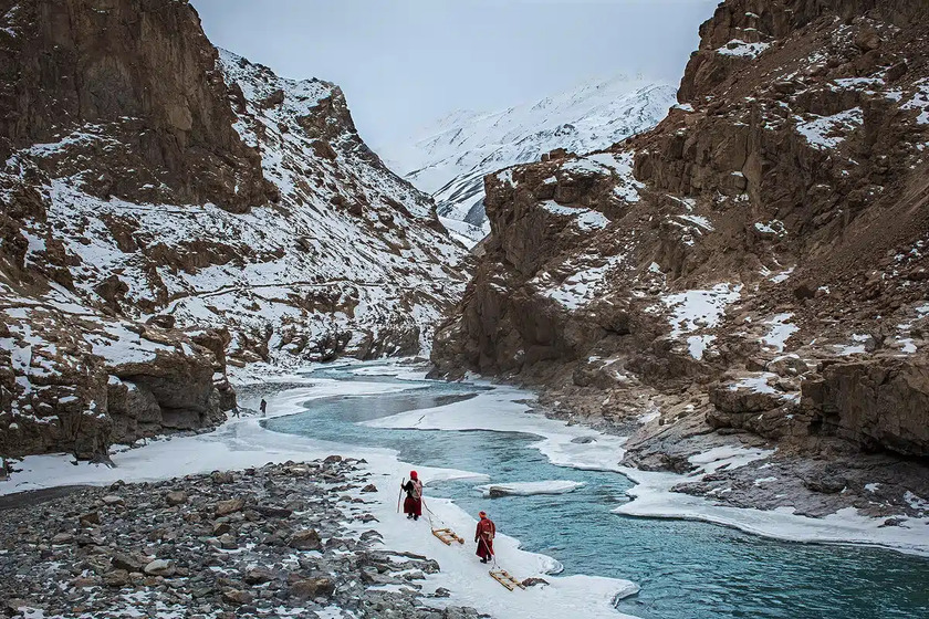 Giải nhất: “Vận chuyển nhu yếu phẩm cho Tu viện Phugtal ” - Ảnh: Andrew Newey. Địa điểm: Ladakh, Bắc Ấn Độ