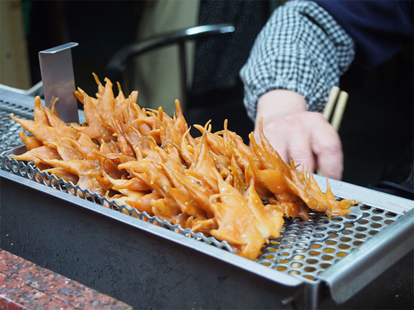 Ở Nhật Bản, món tempura lá phong (Tempura Momiji) này đã khiến rất nhiều du khách bất ngờ, thú vị khi thưởng thức món ăn này