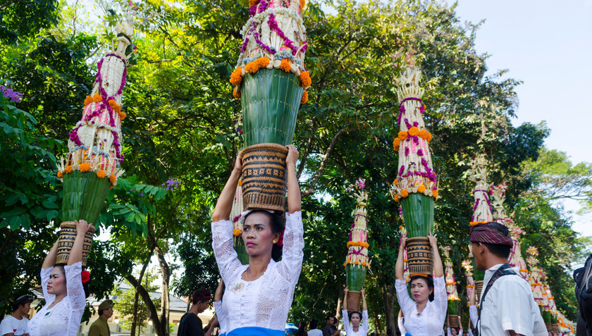 Lễ hội Galungan cũng được xem là ngày để các vị thần Bali xuống thăm những ngôi đền và gia đình trên trần gian