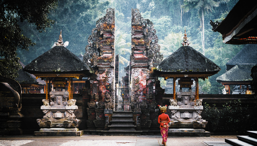 Đền Tirta Empul thờ Vishnu, Thần nước của đạo Hindu. Trong ngôn ngữ Bali, Tirta Empul được dịch một cách thoáng đi nghĩa là nước phun ra từ đất