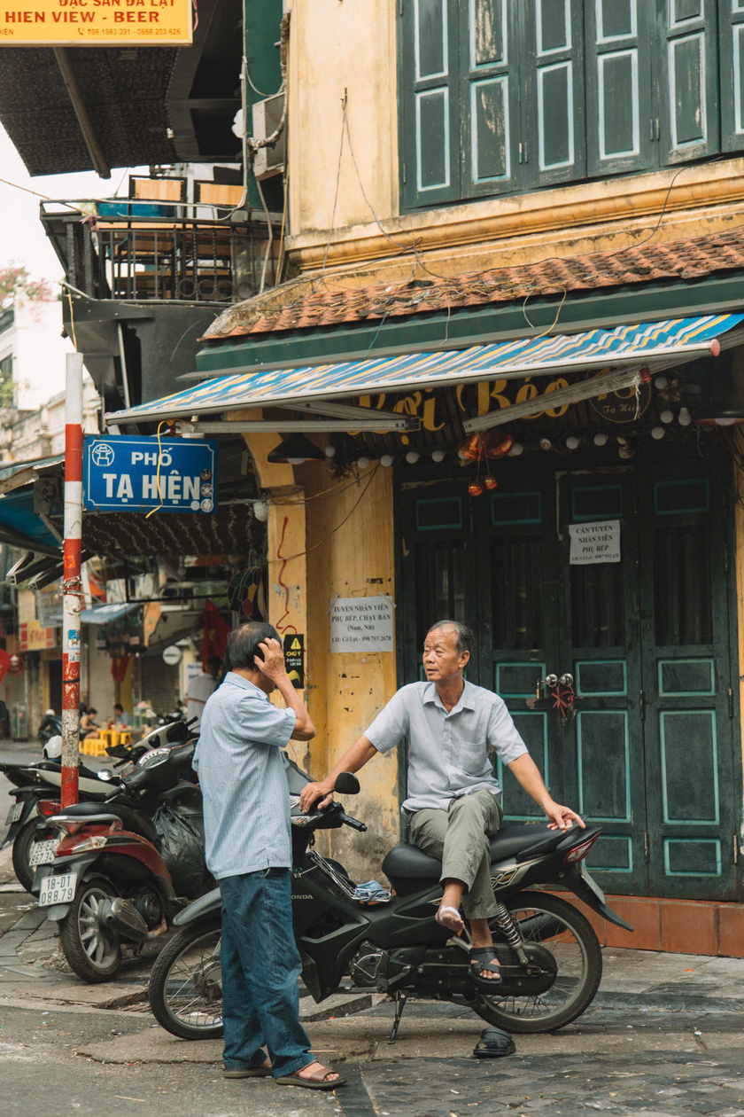 Hà Nội cuối tuần thường bắt đầu với những âm thanh, hình ảnh quen thuộc, bình dị