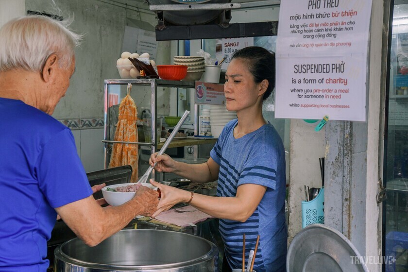 Họ trân trọng từng suất ăn quý giá đến từ tấm lòng sẻ chia, nhân ái của quán phở “treo”