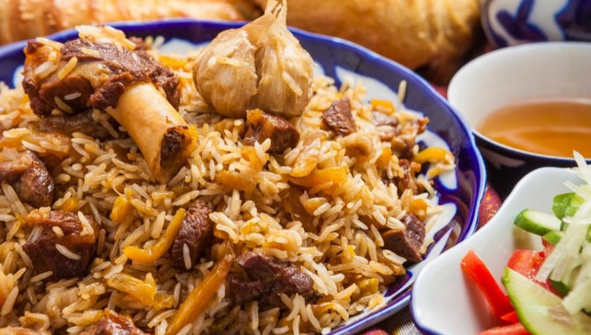 Plov cũng được phục vụ kèm salad hoặc dưa chua ngâm để “chống ngán”