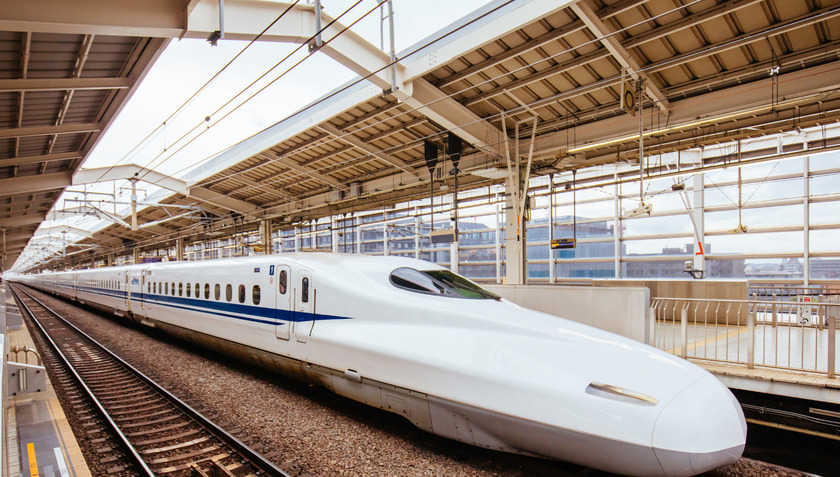 Tàu Shinkansen không chỉ là một phương tiện vận chuyển mà còn là biểu tượng đặc trưng thể hiện rõ sự tiên tiến và đẳng cấp trong lĩnh vực giao thông đường sắt Nhật Bản