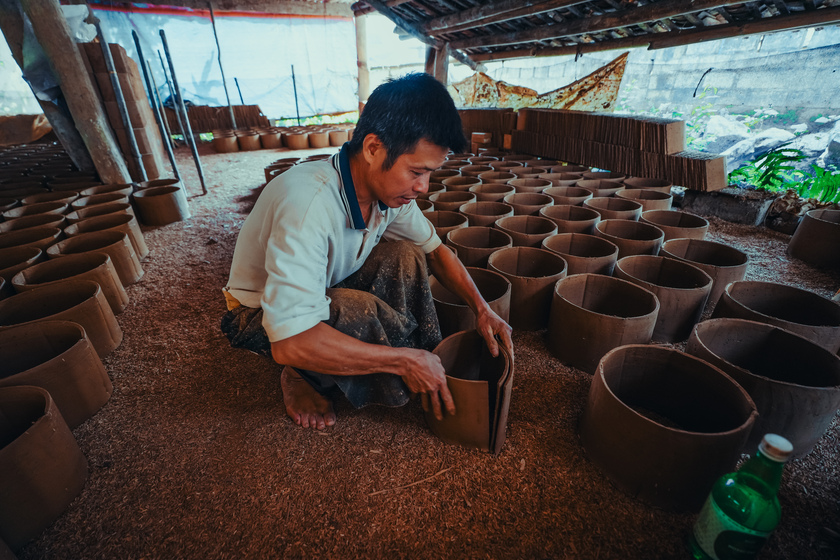 Hình ảnh những người dân cần cù, chịu thương, chịu khó miệt mài tạo ra từng viên ngói mang theo niềm tự hào về nét văn hoá đặc trưng nơi đây