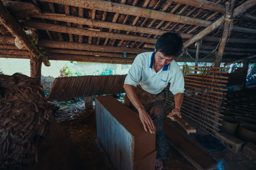 Để làm ngói máng theo cách truyền thống, phải trải qua nhiều công đoạn từ chọn đất, ủ đất, nhào đất, lọc sạn, tạo hình, phơi, nung…