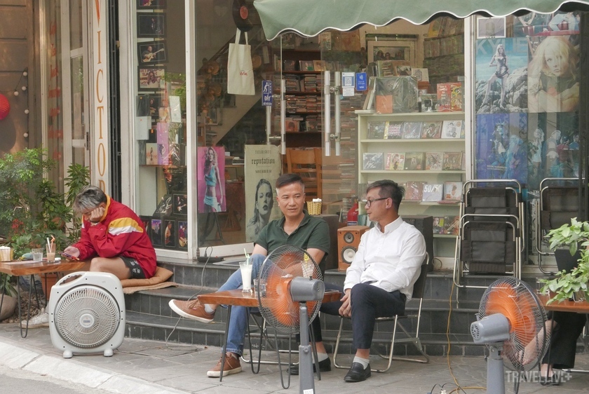 Cửa hàng dành một khoảng không gian, cho kẽ cũ tìm về chốn xưa, lại cho kẻ mới lân la học hỏi