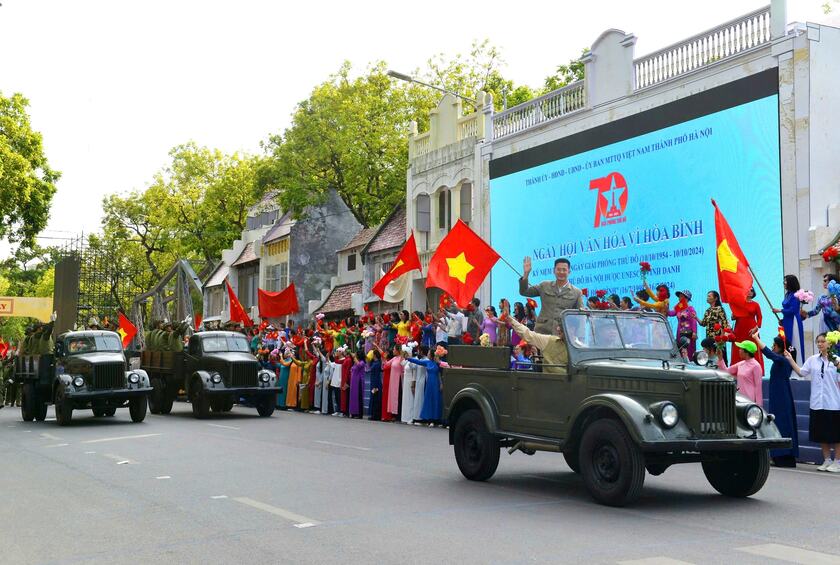 Chương trình diễu hành tái hiện sống động về hình ảnh đoàn quân tiến về Hà Nội trong thời khắc lịch sử ngày 10/10/1954, khi quân đội Việt Nam tiếp quản Thủ đô