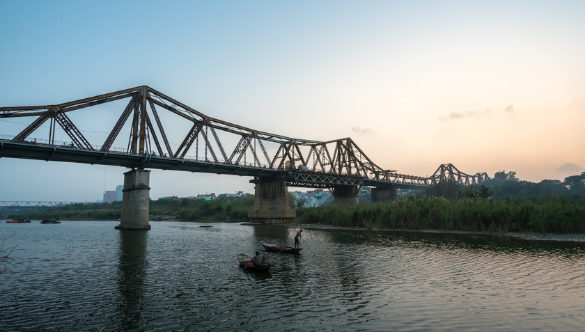 Cầu Long Biên là cây cầu thép đầu tiên bắc qua con sông Hồng nối hai quận Hoàn Kiếm và Long Biên của Hà Nộ