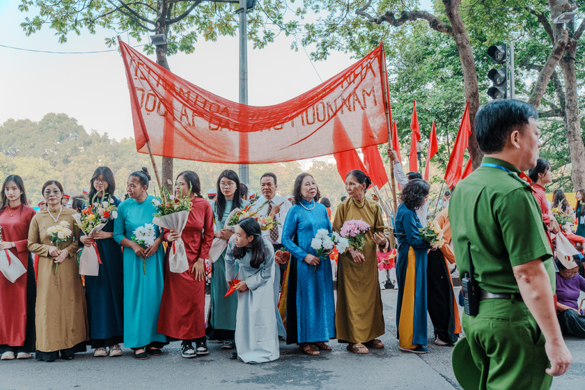 Buổi diễu hành không chỉ tái hiện một thời khắc lịch sử hào hùng mà còn nhắc nhở người dân Thủ đô về sự thiêng liêng của những giá trị hòa bình, tự do