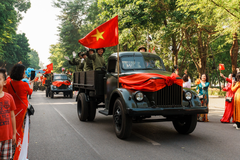 Lá cờ Tổ quốc tung bay, biểu tượng của chiến thắng và hòa bình trong ngày kỷ niệm 70 năm Giải phóng Thủ đô