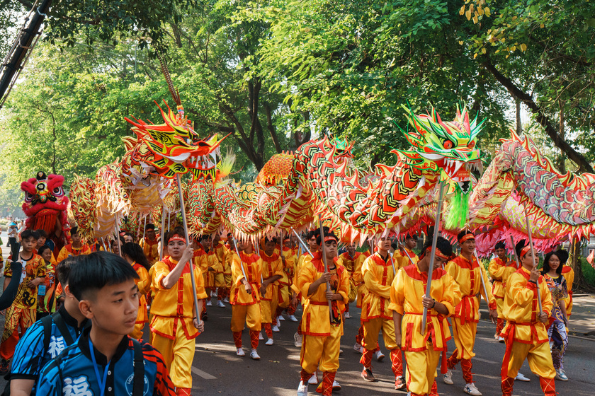 Các nghệ nhân, nhân dân trình diễn di sản văn hóa vật thể cùng các loại hình nghệ thuật dân gian