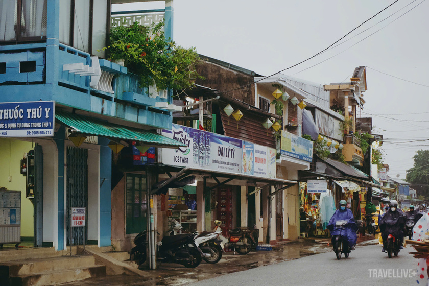 Nhờ vị trí thuận lợi,  nơi đây nhanh chóng trở thành một cảng thương mại lớn, là nơi giao lưu hàng hóa, văn hóa của người Việt với nhiều nước trong khu vực