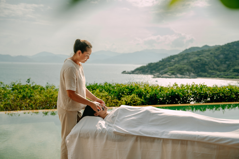Ngày 1 tháng 11, khách lưu trú tại khu nghỉ có cơ hội trải nghiệm những hoạt động spa và chăm sóc sức khoẻ đặc trưng Six Senses hoàn toàn miễn phí, bao gồm Yoga trên không, Thiền chuông và những trải nghiệm thú vị khác.