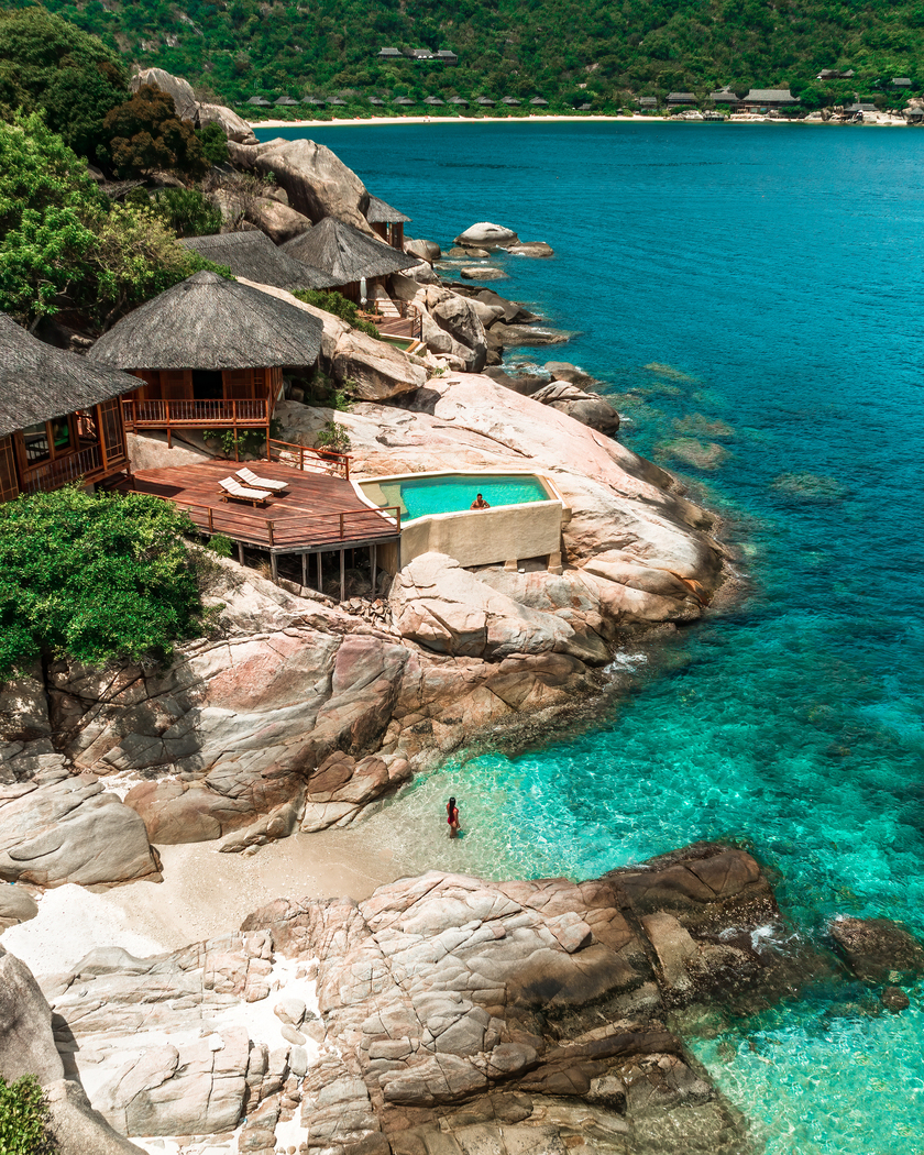 Ngay khi ra mắt, Six Senses Ninh Van Bay đã ghi dấu ấn khi trở thành khu nghỉ dưỡng đẳng cấp đầu tiên tại Việt Nam, và đến nay, vẫn là một trong những khu nghỉ dưỡng sang trọng bậc nhất đất nước.
