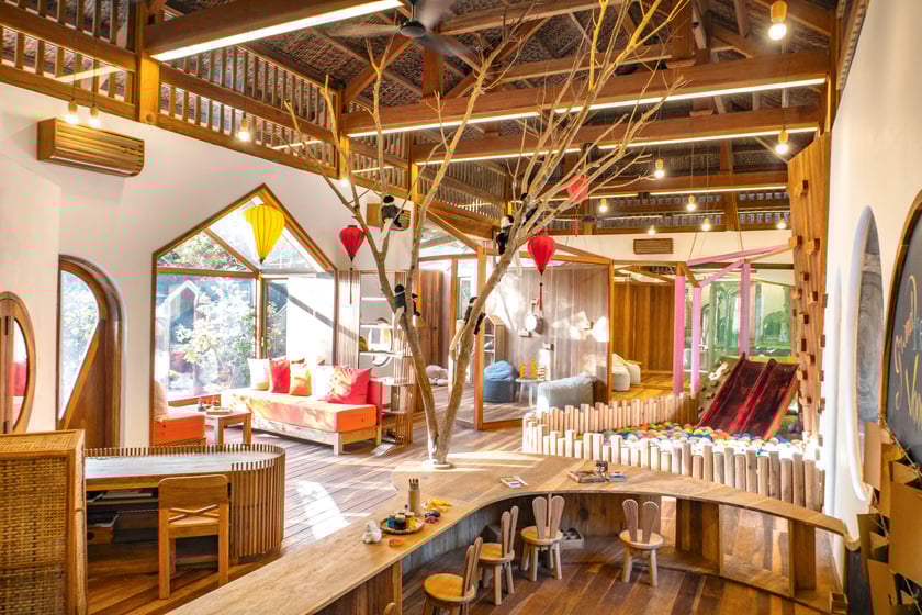 Khu vui chơi trẻ em Vooc Village, bao gồm khu vui chơi ngoài trời, nhà leo trèo thể chất, khu vực trong nhà với nhà banh vải và sân chơi nước.