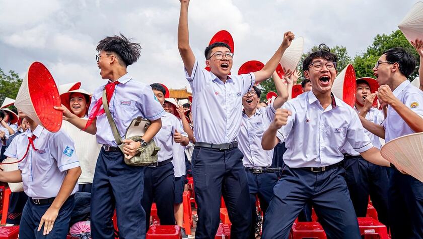 Không khí tại điểm cầu Thừa Thiên Huế bùng nổ với niềm vui và sự tự hào từ các em học sinh cổ vũ cho Phú Đức.