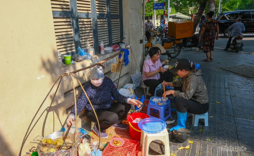 Giữa phố thị tấp nập, hình ảnh gánh hàng rong vẫn mang một màu hoài niệm xưa cũ