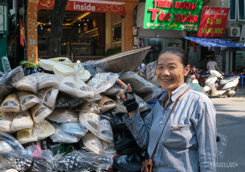 Bà Trần Thị Mão, 68 tuổi, cùng gánh hàng dép