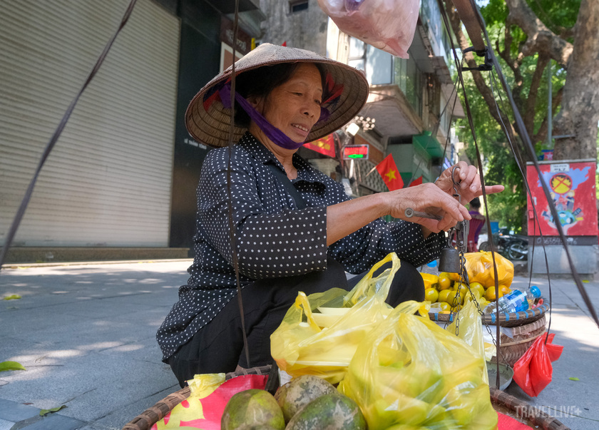 Bà Hoa, tuy cười nhưng ánh mắt vẫn ánh lên nỗi vất vả của cuộc đời lam lũ